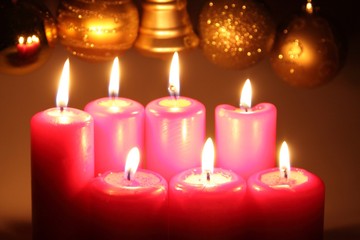 Kerzen und Christbaumkugeln