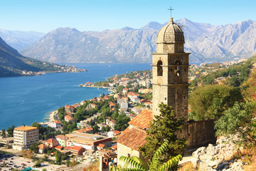 Naklejka na ściany i meble widok na Kotor i zatokę i stara twierdza