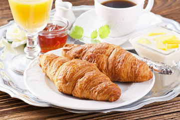 Frühstück mit Croissants