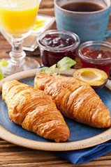 Frühstück mit Croissants