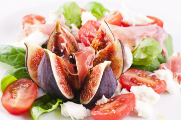 Antipasto mit Feige und Prosciutto