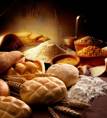 tavolo della cucina con pane  farina e spighe di grano