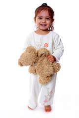petite fille avec ourson en peluche