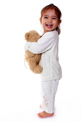petite fille enlace sa peluche doudou