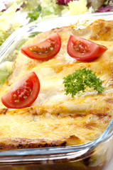 Lasagne in einer Glasschale