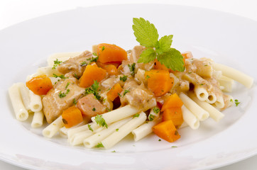 Hühnchengulasch mit Makkaroni und Karotten