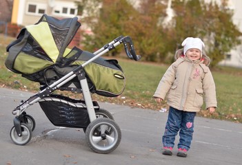 enfant poussant poussette