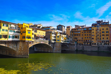 Fototapeta na wymiar Bringes and houses on Arno river in Florence.