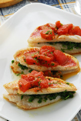 Salmonetes con tomate y perejil -12