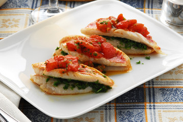 Salmonetes con salsa de tomate y perejil