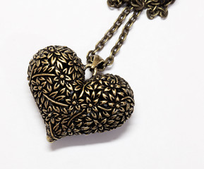 Fototapeta premium suspension in a heart-shaped, bronze-colored with a chain