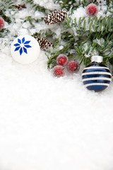 Blautanne mit Schnee und Weihnachtsdeko