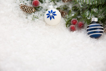 Fototapeta na wymiar Niebieski świerk w śniegu i Boże Narodzenie