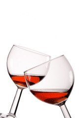 Zwei Weingläser mit kühlem Rosé