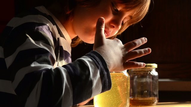 Bambino mangia il  miele