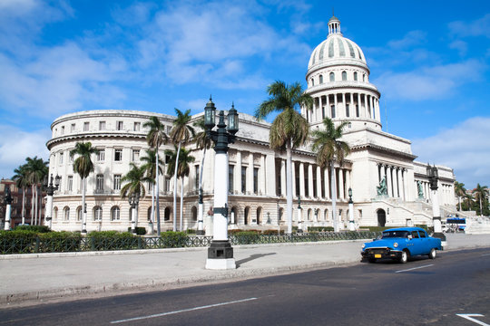 Capitolio building and vintage old american car