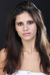Obraz premium Beautiful young woman in grey background