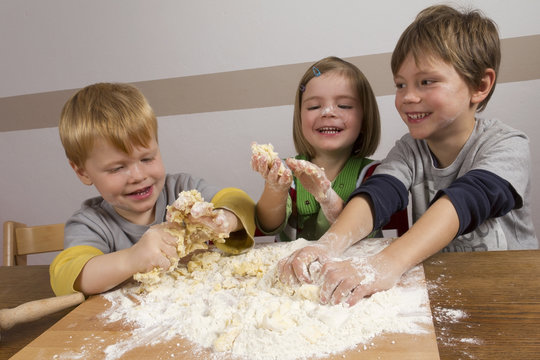 Kinder haben viel Freude beim Teig zubereiten