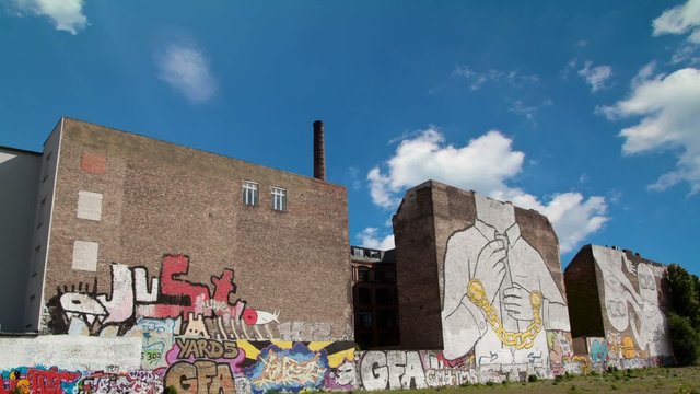 Kreuzberger Fassade mit Zeitraffer Wolken