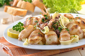 Tintenfisch vom Grill auf Tagliatelle mit Petersilienbutter