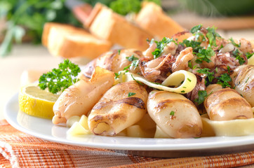 Gegrillte Sepien auf Bandnudeln mit Buttersauce