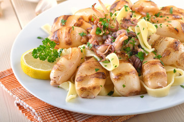 Tintenfisch vom Grill auf Tagliatelle mit Buttersauce © kab-vision