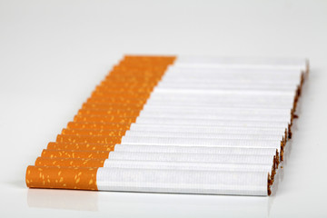 Eine Reihe Filterzigaretten