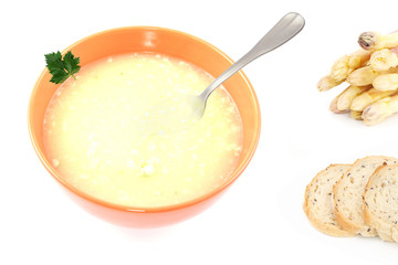 bol de velouté d'asperges sur fond blanc