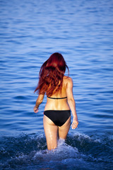 Młoda piękna kobieta w morzu. Greckie wybrzeże - Rhodes.