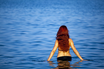 Młoda piękna kobieta w morzu. Greckie wybrzeże - Rhodes. - obrazy, fototapety, plakaty