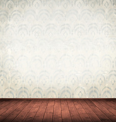 heller Innenraum mit Holzboden.