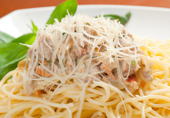 spaghetti carbonara on bowl