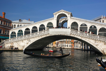 Fototapeta na wymiar Wenecja, most Ponte Rialto z gondolą