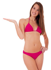 Attraktives Mädchen im Bikini präsentiert etwas