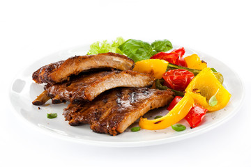 Tasty grilled ribs with vegetables