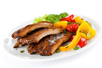 Tasty grilled ribs with vegetables