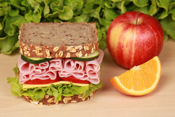 Brot belegt mit Schinken