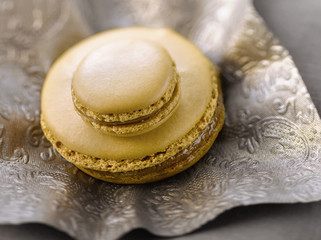 Petit et grand macarons au café