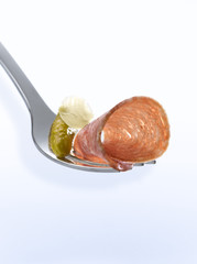 Fourchette de saucisson sec, oignon blanc et cornichon