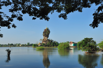 Myanmar, Etat Karen, Hpa-An, un monastère construit sur un piton rocheux.