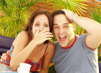 Pareja joven riendo y compartiendo.