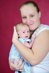 маленький мальчик с большими глазами у мамы на руках