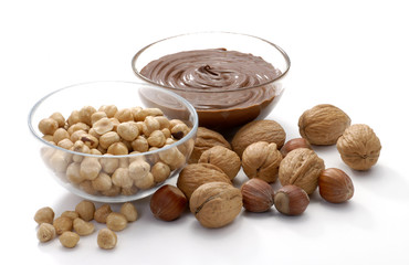 Frutas secas y crema de chocolate.