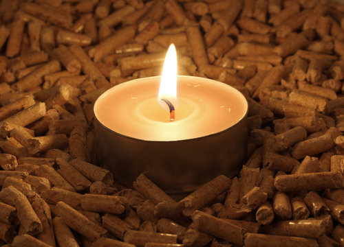 Holzpellets und Kerze