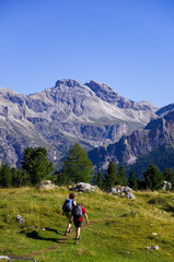 Fototapeta na wymiar Piesi w Dolomity - Alpy