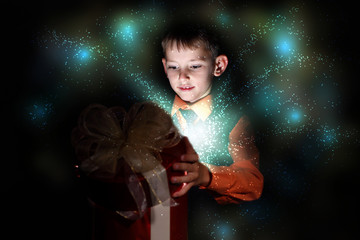 Child opening a magic gift box © Sergey Nivens