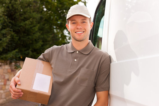 Postdienst - Lieferung eines P&auml;ckchens