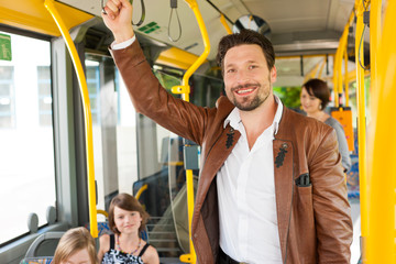 Männlicher Fahrgast in einem Bus