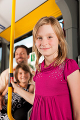 Kind in einem Bus