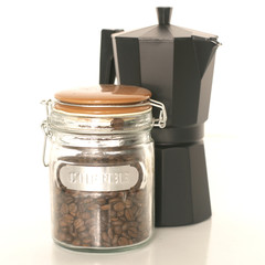 Kaffeebohnen und Espressokanne